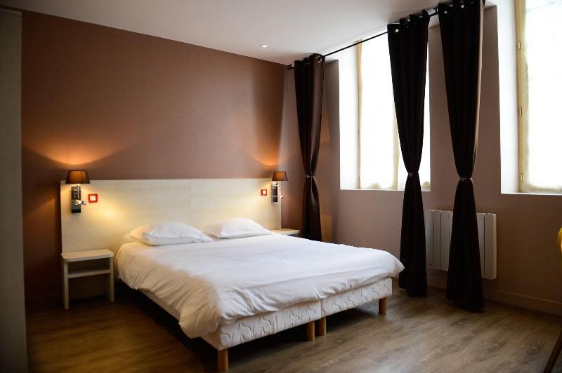 Brit Hotel Du Dauphin LʼAigle Buitenkant foto