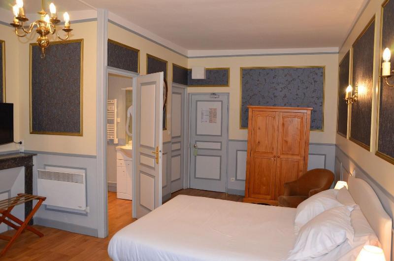 Brit Hotel Du Dauphin LʼAigle Buitenkant foto