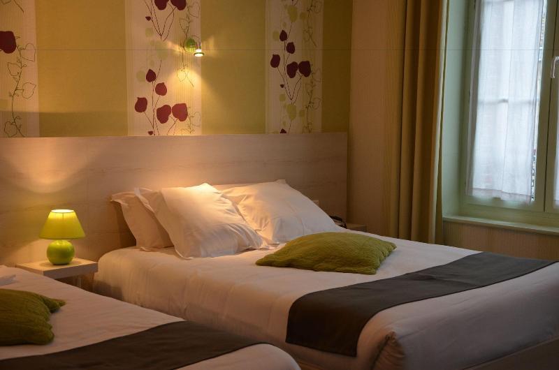Brit Hotel Du Dauphin LʼAigle Buitenkant foto