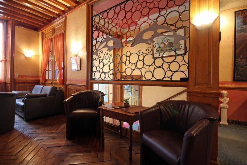 Brit Hotel Du Dauphin LʼAigle Buitenkant foto