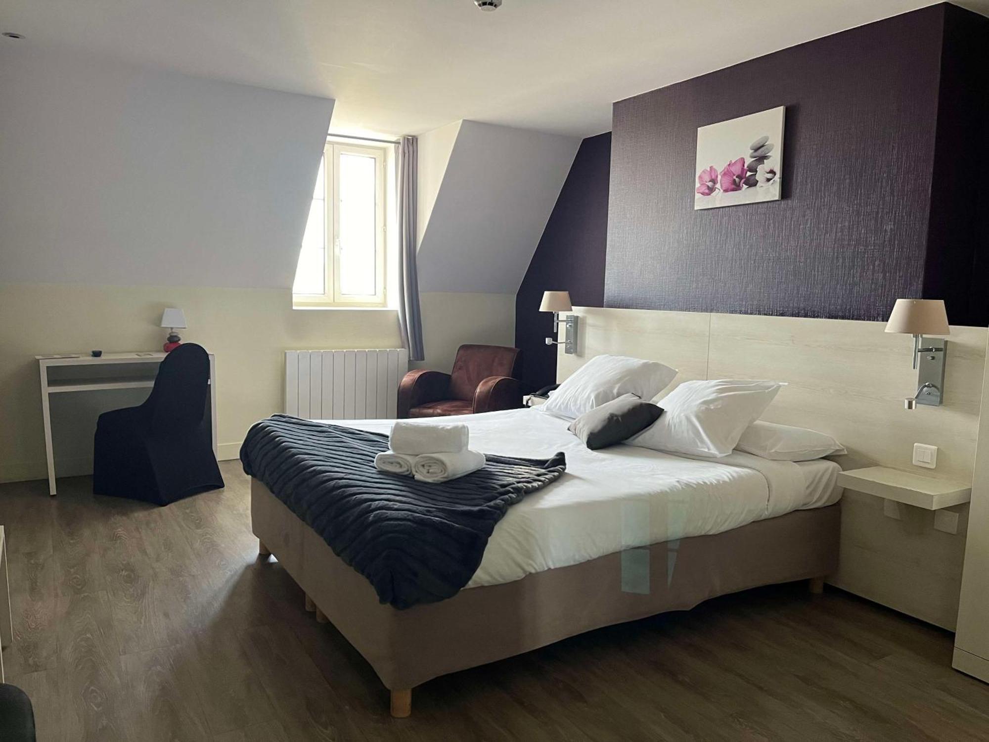 Brit Hotel Du Dauphin LʼAigle Buitenkant foto
