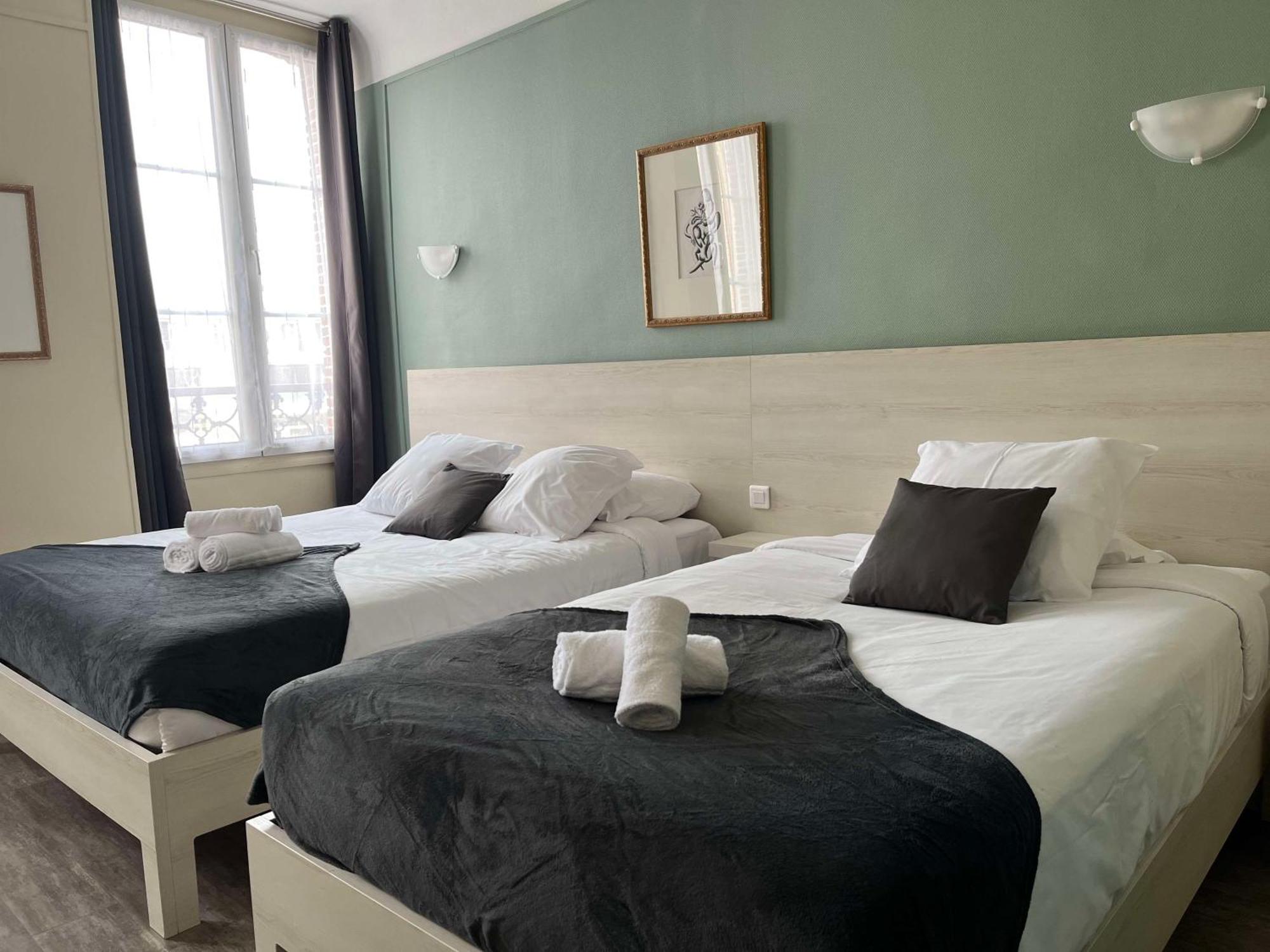 Brit Hotel Du Dauphin LʼAigle Buitenkant foto