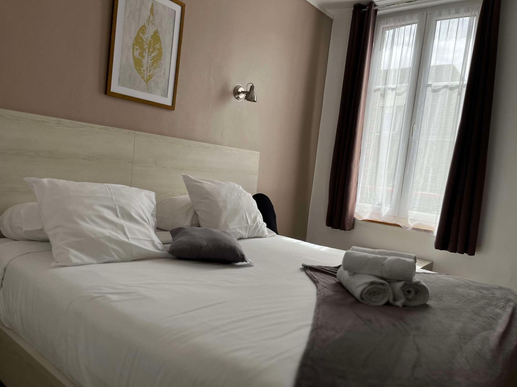 Brit Hotel Du Dauphin LʼAigle Buitenkant foto