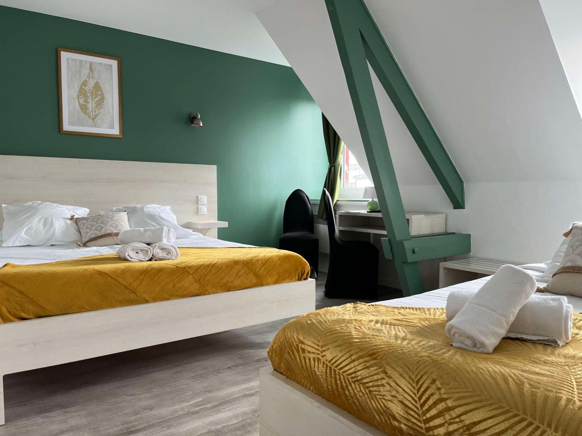 Brit Hotel Du Dauphin LʼAigle Buitenkant foto