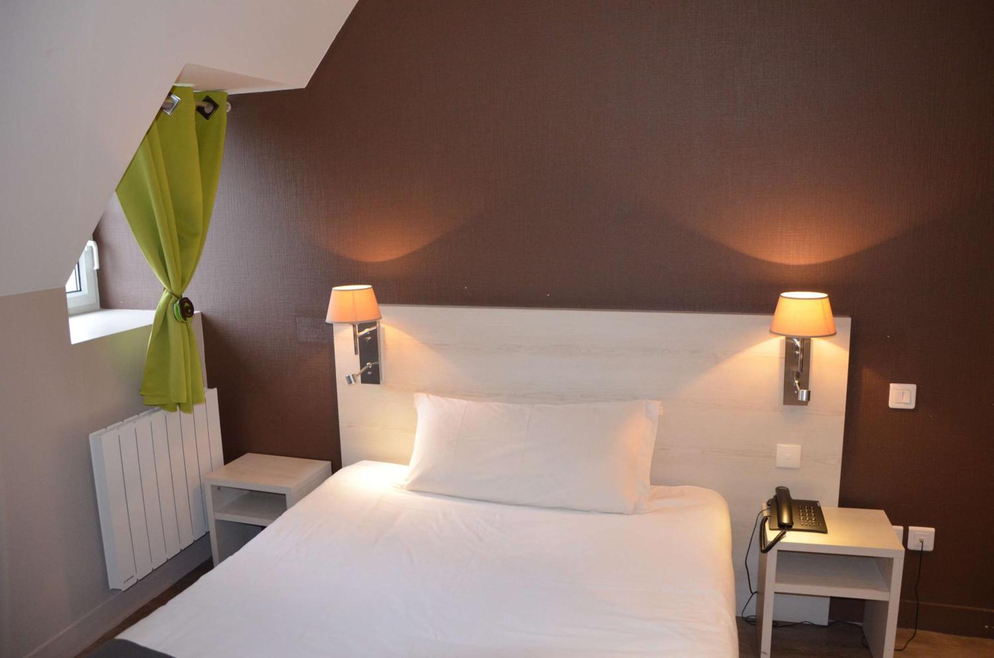 Brit Hotel Du Dauphin LʼAigle Buitenkant foto