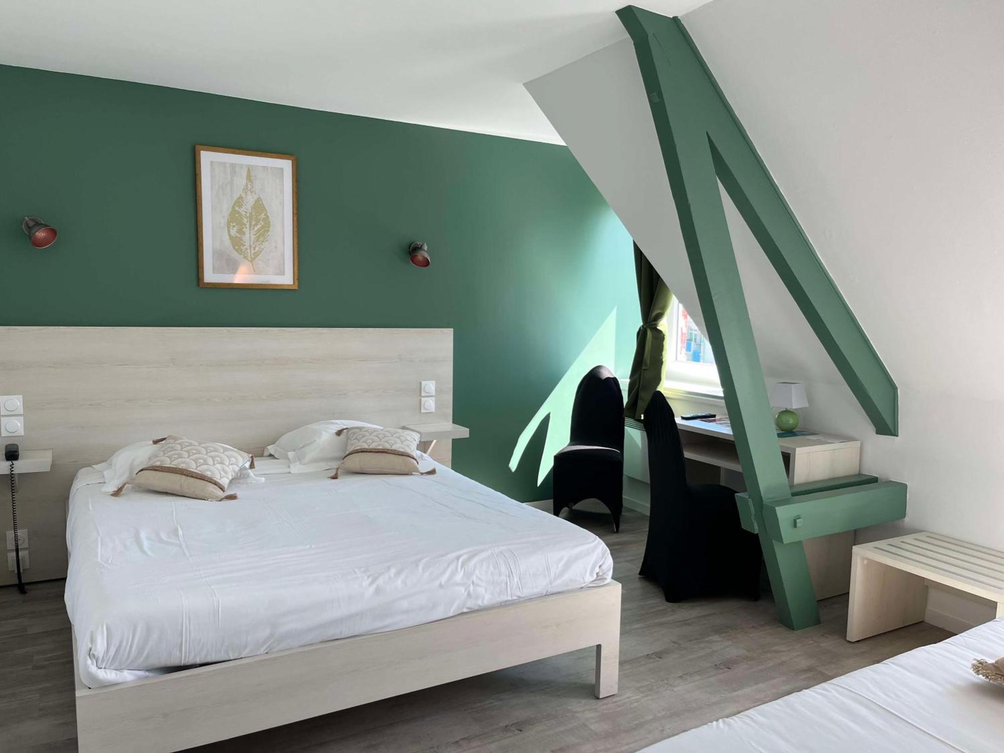 Brit Hotel Du Dauphin LʼAigle Buitenkant foto