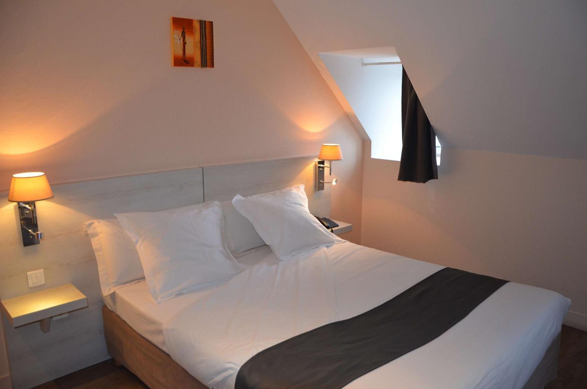 Brit Hotel Du Dauphin LʼAigle Buitenkant foto
