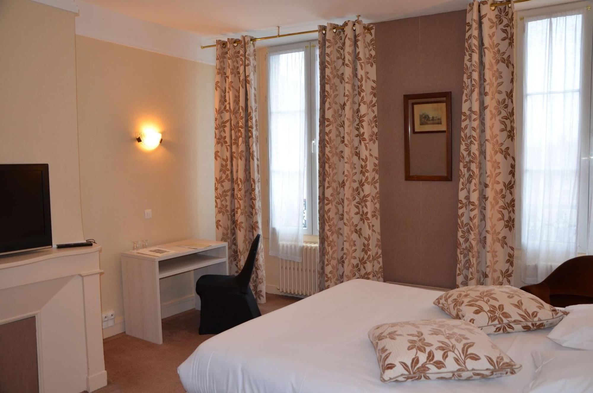 Brit Hotel Du Dauphin LʼAigle Buitenkant foto