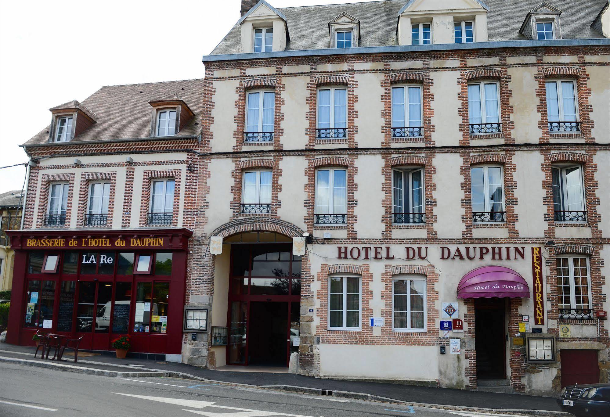 Brit Hotel Du Dauphin LʼAigle Buitenkant foto